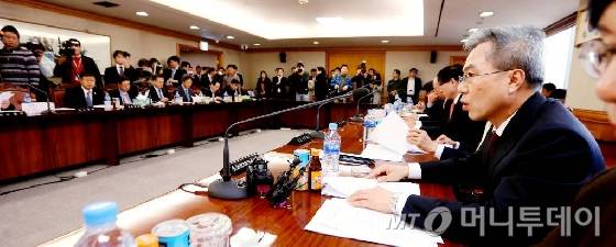 하영구 금융산업사용자협의회 회장이 4일 오후 서울 명동 은행회관에서 열린 '금융산업사용자협회의 회원사 대표자 회의'에서 모두발언하고 있다. / 사진=홍봉진 기자