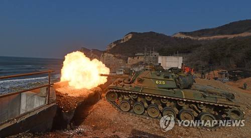 서북도서 해상사격훈련     (서울=연합뉴스) 군은 북한이 국제사회의 우려에도 장거리 로켓(미사일) 발사 준비에 착수한 데 대해 강력한 경고 메시지를 보내고자 4일 동·서해상에서 동시다발로 대규모 해상사격훈련을 실시했다.     합참 예하 서북도서방위사령부는 이날 서해 최북단 백령도와 연평도에서 북한의 포격 도발과 서북도서 기습 강점 시도를 가정한 해상사격훈련을 했다.   << 합참 제공 >>