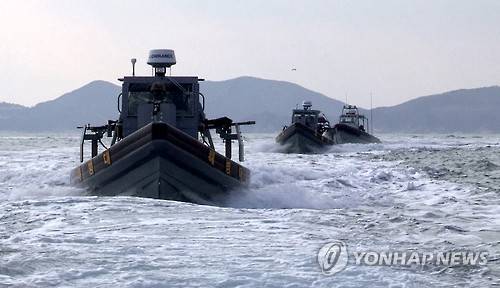 서북도서 해상사격훈련     (서울=연합뉴스) 군은 북한이 국제사회의 우려에도 장거리 로켓(미사일) 발사 준비에 착수한 데 대해 강력한 경고 메시지를 보내고자 4일 동·서해상에서 동시다발로 대규모 해상사격훈련을 실시했다.     합참 예하 서북도서방위사령부는 이날 서해 최북단 백령도와 연평도에서 북한의 포격 도발과 서북도서 기습 강점 시도를 가정한 해상사격훈련을 했다.      훈련에는 병력 1천여명과 K-9 자주포 40여문, 전차, 상륙돌격장갑차(KAAV), 코브라 공격헬기, 벌컨포, 해안포 등 장비 200여 대가 투입됐다. 2016.2.4 << 합참 제공 >>     photo@yna.co.kr