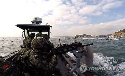 서북도서 해상사격훈련     (서울=연합뉴스) 군은 북한이 국제사회의 우려에도 장거리 로켓(미사일) 발사 준비에 착수한 데 대해 강력한 경고 메시지를 보내고자 4일 동·서해상에서 동시다발로 대규모 해상사격훈련을 실시했다.     합참 예하 서북도서방위사령부는 이날 서해 최북단 백령도와 연평도에서 북한의 포격 도발과 서북도서 기습 강점 시도를 가정한 해상사격훈련을 했다.      훈련에는 병력 1천여명과 K-9 자주포 40여문, 전차, 상륙돌격장갑차(KAAV), 코브라 공격헬기, 벌컨포, 해안포 등 장비 200여 대가 투입됐다.  << 합참 제공 >>