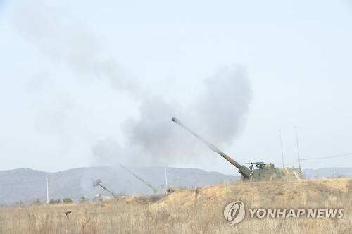 서북도서 사격훈련     (서울=연합뉴스) 군은 북한이 국제사회의 우려에도 장거리 로켓(미사일) 발사 준비에 착수한 데 대해 강력한 경고 메시지를 보내고자 4일 동·서해상에서 동시다발로 대규모 해상사격훈련을 실시했다.     합참 예하 서북도서방위사령부는 이날 서해 최북단 백령도와 연평도에서 북한의 포격 도발과 서북도서 기습 강점 시도를 가정한 해상사격훈련을 했다. 2016.2.4 << 합참 제공 >>     photo@yna.co.kr