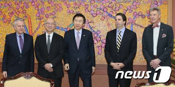왼쪽부터 윌리엄 패터슨 주한 호주대사, 벳쇼 고로(別所浩郞) 주한 일본대사, 윤병세 장관, 마크 리퍼트 주한 미국대사, 게르하르트 사바틸 주한 EU 대사. 2016.2.5/뉴스1 © News1 손형주 기자