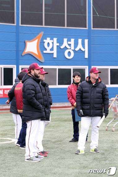 화성베이스볼파크에서 넥센 2군 선수들을 지켜보고 있는 스펜서 (오른쪽) 감독. (넥센 히어로즈 제공). © News1