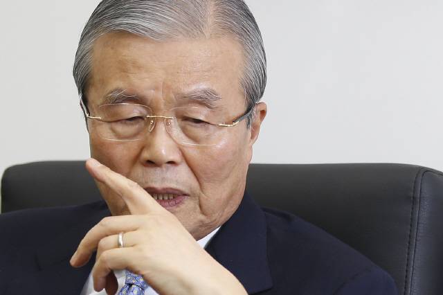 김종인 더불어민주당 비상대책위원장이 4일 오후 국회 당대표 회의실에서 와 인터뷰를 하면서 이번 총선 전망을 묻는 질문에 “지금(109석)보다 더민주 의석이 줄어들지 않을 것”이라고 답하고 있다.   이정아 기자 leej@hani.co.kr