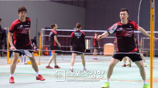 4일 오후 태릉선수촌에서 배드민턴 남녀 대표팀이 미디어데이를 열고 훈련을 공개했다. 남자 복식에 출전하는 이용대,유연성 선수가 실전같은 연습을 하며 ‘2016 리우 올림픽’ 금메달에 대한 열정을 보여주고 있다. 태릉|김기남 기자 kknphoto@kyunghyang.com