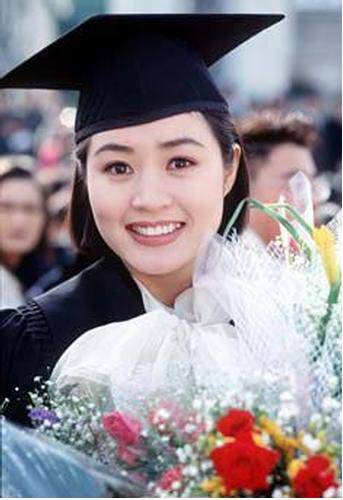 김혜수는 연기활동과 함께 학업을 병행, 1993년 동국대학교 연극영화과를 졸업했다.