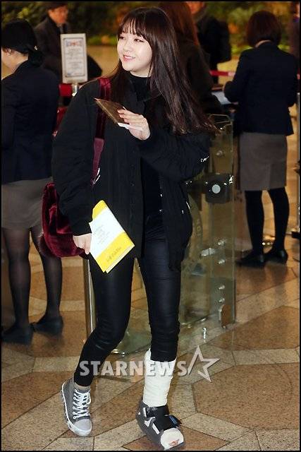 [★포토]민아 '깁스하고 출국'