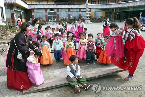 4일 부산 서구 내원정사 유치원에서 어린이들이 설을 앞두고 널뛰기 등 민속놀이를 즐기고 있다.