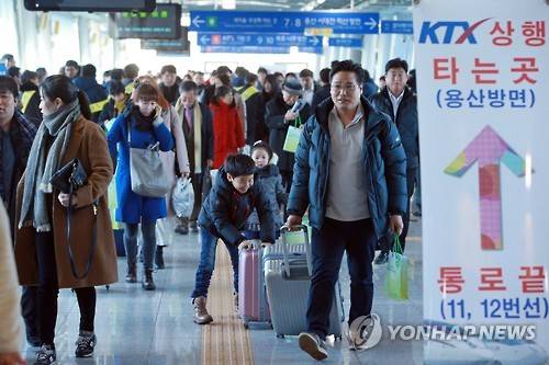'고향에 왔습니다'     (광주=연합뉴스) 정회성 기자 = 설 연휴를 하루 앞둔 5일 오전 서울 용산발 KTX열차를 타고 광주 송정역에 도착한 귀성객이 걸음을 옮기고 있다.
