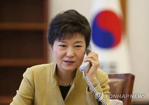 박 대통령이 시진핑 주석과 전화통화를 하고 있다. <<연합뉴스 자료사진>>