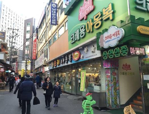 4일 오후 시민들이 남대문시장 아동복 전문 상가 ‘크레용 아동복’ 앞을 지나가고 있다. / 박원익 기자