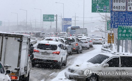꽉 막힌 귀성·귀경길…동해안 폭설     (강릉=연합뉴스) 유형재 기자 = 설 연휴 첫날인 6일 강릉을 비롯한 강원 동해안에서 폭설이 내리자 영동고속도로 강릉 나들목 입구에서 귀경차와 귀성차가 미끄러운 눈길에 뒤엉켜 혼잡을 빚고 있다. 2016.2.6     yoo21@yna.co.kr