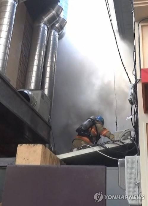 서울 강남 대형음식점 불…14명 대피 소동     (서울=연합뉴스) 서울 강남의 대형음식점에서 불이 나 직원과 손님 등 14명이 대피하는 소동이 빚어졌다. 6일 오후 3시30분께 강남구 청담동의 한 대형음식점에서 불이 나 1시간 20여분 만에 진화됐다. 이 불로 건물 내부 1∼2층 30여㎡와 에어컨 등 내부 집기가 불에 타 소방서 추산 2천800만원의 재산피해가 났다. 인명피해는 없었다. << 강남소방서 제공 >>