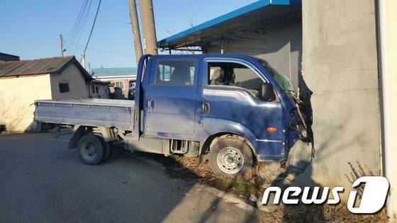 (김제=뉴스1) 박아론 기자 = 7일 오후 4시4분께 전북 김제시 청하면 관상리 관상마을에서 김모(66)씨가 몰던 1톤 포터 트럭이 커브길을 돌다가 저온 창고와 충돌했다. 김씨는 운전 당시 음주운전 상태였으며 혈중 알콜농도 0.144%였다.2016.2.7/뉴스1 © News1 박아론 기자