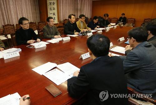 정은보 부위원장, 긴급 글로벌 동향 및 금융시장상황 점검회의 주재     (서울=연합뉴스) 윤동진 기자 = 정은보 금융위원회 부위원장(윗줄 오른쪽 세 번째)이 북한의 장거리 로켓(미사일) 발사와 관련해 7일 오전 서울 영등포구 금융감독원 회의실에서 열린 '긴급 글로벌 동향 및 금융시장상황 점검회의'에서 모두발언을 하고 있다. 2016.2.7      mon@yna.co.kr