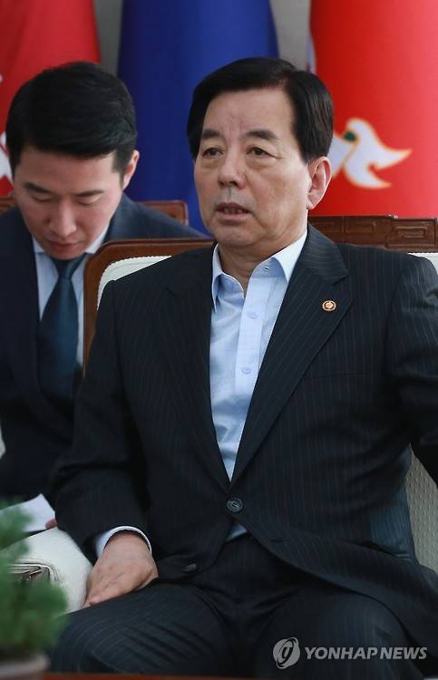 <北미사일 발사> 한민구 국방, 한미연합사령관·주한 미대사와 긴급대책회의     (서울=연합뉴스) 박동주 기자 = 7일 서울 국방부에서 한민구 국방부 장관이 북한의 장거리 미사일 발사에 대응해 커티스 스캐퍼로티 한미연합사령관, 마크 리퍼트 주한 미 대사와 함께 한미 긴급 대책회의를 하기에 앞서 모두발언하고 있다. 2016.2.7     pdj6635@yna.co.kr