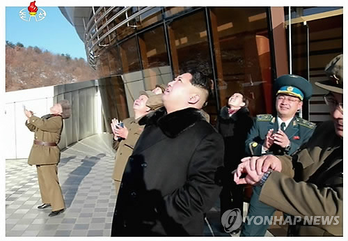 <北 미사일 발사>김정은, 광명성 4호 발사 참관     (서울=연합뉴스) 김정은 북한 국방위원회 제1위원장이 7일 광명서 4호 발사를 참관했다고 조선중앙TV 보도했다.   2016.2.7         nkphoto@yna.co.kr