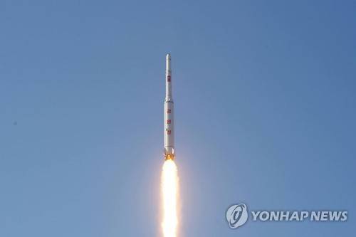 <北미사일 발사> 광명성 4호 발사장면       (평양 조선중앙통신=연합뉴스) 조선중앙통신이 7일 보도한 광명성 4호 발사장면. 2016.2.7      xyz@yna.co.kr