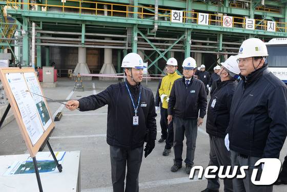 주형환 산업통상자원부 장관(오른쪽)이 2월7일 인천 LNG인수기지를 방문해 전력·가스 등 에너지 국가주요시설에 대한 비상운영체제를 점검하고 있다.(산업부 제공)/뉴스1© News1