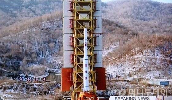 북한이 7일 장거리 미사일을 발사했다. 북한이 이날 발사한 장거리 미사일 광명성 4호가 평안북도 철산군 동창리 미사일 발사대 거치대에 거치되어 있는 모습을 공개했다. (YTN 화면) /사진=뉴스1