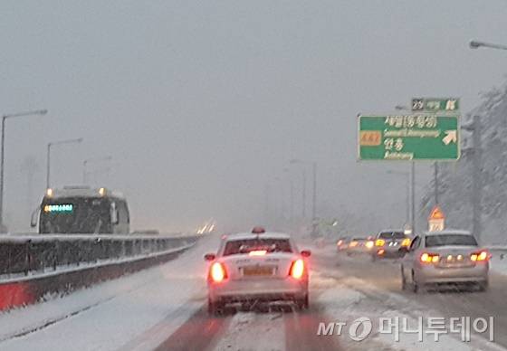 영동고속도로 상행선 횡성을 지나는 차량들이 폭설로 거북이 운행을 하고 있다. /사진=신현우 기자