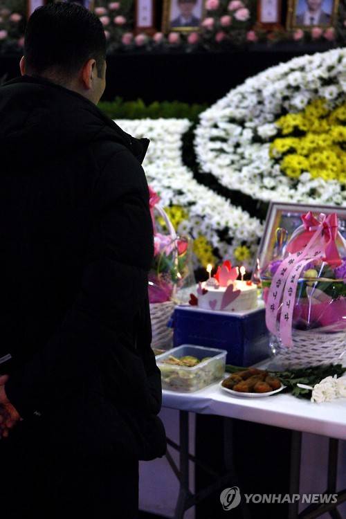 설에 맞이한 생일     (안산=연합뉴스) 강영훈 기자 = 세월호 참사 이후 맞이한 두 번째 설인 8일, 경기도 안산시 화랑유원지 내 합동분향소에 차례상이 마련됐다. 한 유가족이 생일케이크를 제단에 올려 놓고 생일을 맞은 아이의 영정을 바라보고 있다. 2016.2.8     kyh@yna.co.kr