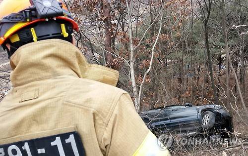 계곡으로 추락한 차     (홍천=연합뉴스) 8일 낮 12시 3분께 강원 홍천군 화촌면 주음치리 말고개 앞 도로에서 투산 차가 쏘나타 승용차와 부딪혀 도로 옆 3ｍ 아래 계곡으로 추락했다. 2016.2.8 <<홍천소방서 제공>>     byh@yna.co.kr