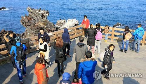 '용두암은 유커 필수 코스'     (제주=연합뉴스) 박지호 기자 = 설인 8일 오전 제주시 용두암이 중국인 관광객들로 붐비고 있다. 2016.2.8     jihopark@yna.co.kr
