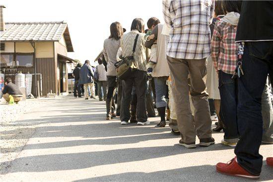 시골 마을을 지나다 긴 줄이 늘어서 있다면 그 집은 맛있는 우동집일 확률이 높다.