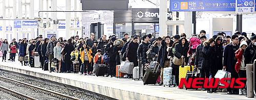 【서울=뉴시스】추상철 기자 = 설 명절 귀경행렬이 이어진 9일 오전 서울역에서 귀경객들이 고향에서 가져온 각종 물품을 양손 가득 들고 기차역 승강장을 빠져 나오고 있다. 2016.02.09.   scchoo@newsis.com