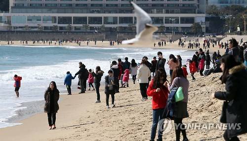 포근한 설 연휴 해운대 나들이     (부산=연합뉴스) 조정호 기자 = 낮 최고기온이 10도가 넘어가는 포근한 날씨를 보인 9일 부산 해운대해수욕장에서 나들이객들이 설 연휴를 만끽하고 있다. 2016.2.9     ccho@yna.co.kr