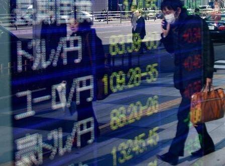 10일 일본 도쿄 증시가 이틀 연속 큰 폭으로 하락하며 1만6000선이 붕괴됐다. 도쿄 증시 상황을 알리는 전광판 맞은편으로 보행자가 걸어가고 있다/블룸버그 제공