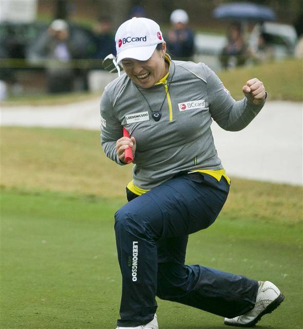 장하나가 지난 7일(현지시각) 미국여자프로골프(LPGA) 투어 코츠 골프 챔피언십 우승 확정 뒤 퍼터를 3~4바퀴를 돌린 뒤 칼집에 집어넣는 것 같은 ‘검객 세리머니’를 하고 있다.