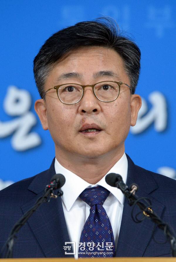 홍용표 통일부장관이 10일 정부서울청사에서 개성공단의 중단 성명을 발표하고 있다. 김정근 기자