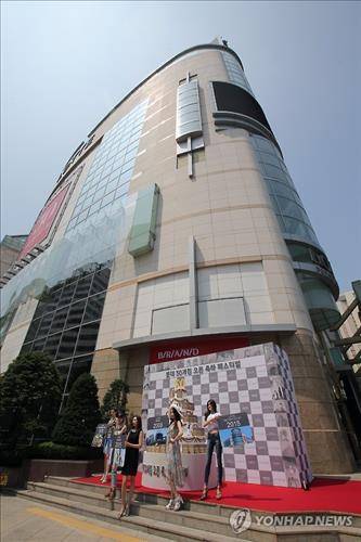 롯데면세점 본점이 9~11층(12층 추가 예정)을 사용 중인 서울 소공동 롯데백화점 본점 건물