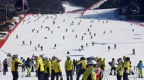 "가는 겨울이 아쉬워"…스키장 인파     (홍천=연합뉴스) 이상학 기자 = 설 연휴 마지막날인 10일 강원 홍천군 비발디파크 스키장에 많은 스키어가 찾아 겨울스포츠를 만끽하고 있다. 2016.2.10     hak@yna.co.kr