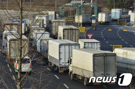 11일 오전 경기 파주시 도라산CIQ에서 개성공단 입주기업들의 화물 차량들이 짐을 꾸리기 위해 개성공단으로 출경하고 있다. 2016.2.11/뉴스1 © News1 신웅수 기자