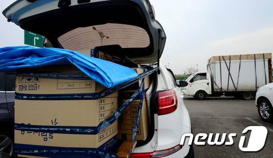.11일 경기도 파주시 도라산 남북출입국사무소로 개성공단에서 물건을 가득 싣고 철수한 업체 관계자가 입경 신고 후 차량에 타고 있다. 2016.2.11/뉴스1 © News1 박정호 기자
