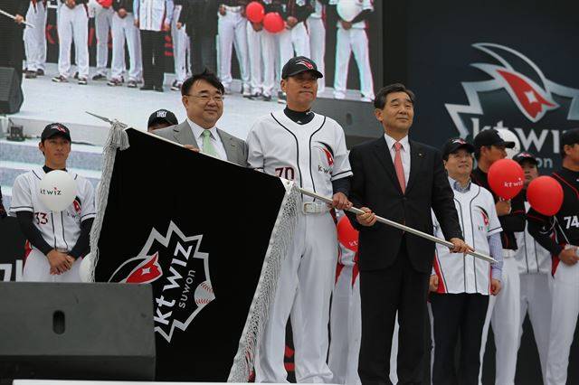 프로야구 kt 김영수(가운데 줄 오른쪽)사장. 한국일보 자료사진