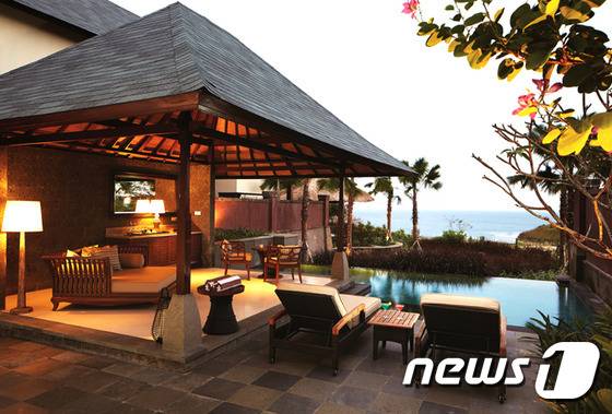 니꼬발리 리조트  객실은 모던한 분위기에 발리 전통양식을 엿볼 수 있게 조각품과 여러 장식을 설치돼 있다.  (허니문리조트 제공)© News1 travel