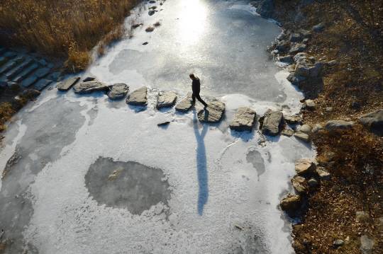 평남 대동군이 고향인 황순원은 실향민 작가다. 한국 단편소설의 백미인 ‘소나기’의 배경은 경기 양평군 관내로 볼 수 있어, 그가 23년간 재직한 경희대와 제자들, 양평군이 힘을 모아 이곳 서종면에 황순원문학관과 소나기마을을 조성해 작가의 제2의 고향으로 만들었다. 사진은 소나기마을에 재현된 소설 속 징검다리. 신창섭 기자 bluesky@