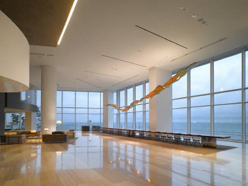 하얀색 위주로 꾸며진 실내는 날씨와 시간에 따라 변하는 바깥의 빛과 색깔을 호텔 내부로 온전히 받아들여 다채로운 분위기를 자아낸다.