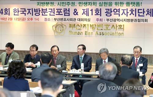 (부산=연합뉴스) 조정호 기자 = 12일 오후 부산변호사회관 대회의실에서 부산시지방분권협의회가 주최하고 부산분권혁신운동본부가 주관한 '제24회 한국지방분권포럼·제1회 광역자치단체장 초청 포럼'이 열렸다. 박원순 서울시장이 발제자로 참석, 토론하고 있다.      ccho@yna.co.kr