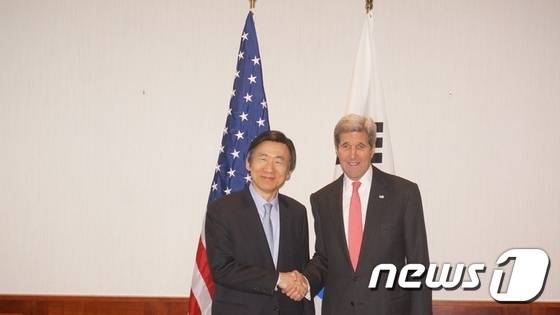 윤병세 외교장관과 존 케리 미국 국무장관 (사진제공=외교부) © News1