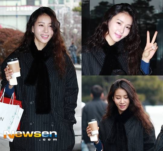 테이크아웃 커피 한 잔만 들었을 뿐인데... 여의도가 뉴욕의 거리처럼 느껴지게 만드는 김정민의 차도녀 매력.