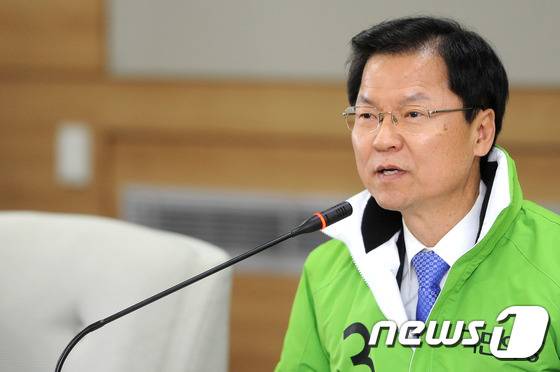 천정배 국민의당 공동대표가 14일 오후 광주시의회에서 열린 국민의당 국회의원 광주지역 출마예정자 간담회에서 모두발언을 하고 있다. 2016.2.14/뉴스1 © News1 황희규 기자
