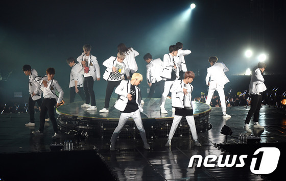 그룹 세븐틴이 14일 오후 서울올림픽공원 SK올림픽핸드볼경기장에서 열린 앙코르 콘서트 '라이크 세븐틴-보이즈 위시(LIKE SEVENTEEN-Boys Wish)'에서 화려한 공연을 펼치고 있다. © News1star 권현진 기자
