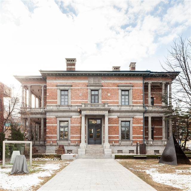 ‘미술관이 된 구벨기에영사관전’이 마련된 남서울생활미술관. 도판 서울시립미술관 제공