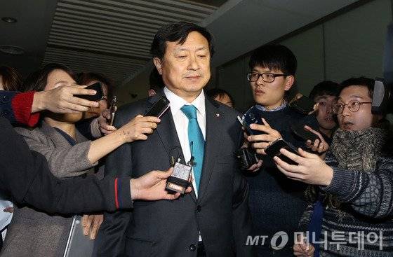 더불어민주당의 4선 중진인 신기남(서울 강서갑) 의원이 14일 오전 서울 여의도 국회 정론관에서 탈당 기자회견을 마친 뒤 자리를 이동하고 있다.신 의원은 최근 아들의 법학전문대학원(로스쿨)에 압력을 행사했다는 의혹에 휘말리며 더민주에서의 제20대 총선 출마가 사실상 불가능해졌던 바 있다. 신 의원은 기자회견을 통해 자신에 대한 당의 징계를 '정치적 음모'라고 비판했다. 2016.2.14/뉴스1 <저작권자 © 뉴스1코리아, 무단전재 및 재배포 금지>