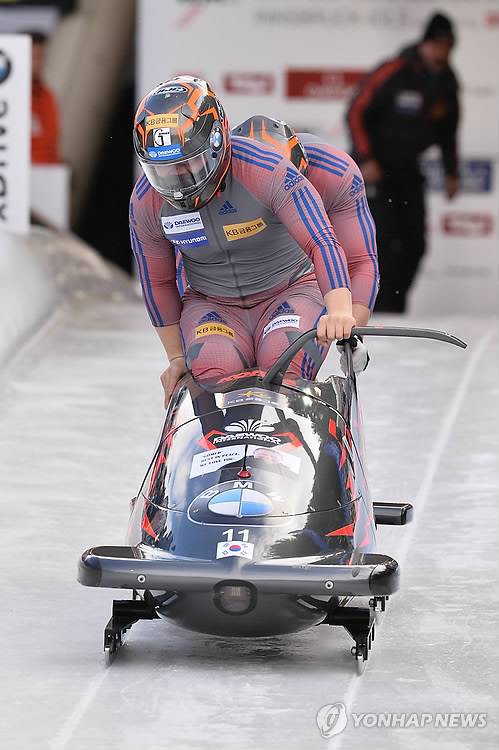 원윤종·서영우, 봅슬레이 메달 도전      (인스브루크<오스트리아> AP=연합뉴스) 13일(현지시간) 오스트리아 이글스 경기장의 2016 국제봅슬레이스켈레톤경기연맹(IBSF) 세계선수권대회에서 원윤종(파일럿)-서영우(브레이크맨)가 2차 시기를 출발하고 있다.      1·2차 시기 합계 1분43초51로 34개 출전팀 중 7위에 랭크했으며, 14일 메달 획득에 도전한다.     bulls@yna.co.kr